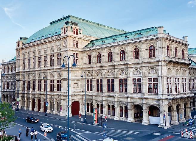 황금빛 장식의 흰색 발코니가  화려한 ‘빈 국립 오페라 극장’. [박진희 제공]