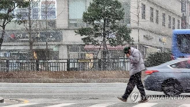 세차게 내리는 눈 (고양=연합뉴스) 배재만 기자 = 전국이 영하권의 강추위 날씨를 보이는 16일 오후 경기도 고양시 일산 일대에 눈이 내리고 있다. 2023.12.16 scoop@yna.co.kr