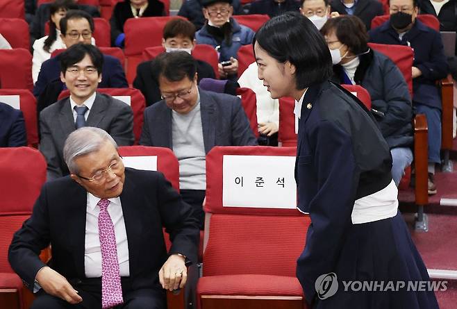 김종인 전 비대위원장에 인사하는 류호정 의원 (서울=연합뉴스) 신준희 기자 = 정의당 류호정 의원이 17일 국회 의원회관에서 열린 새로운선택 창당대회에 입장, 김종인 전 국민의힘 비대위원장과 인사하고 있다. 2023.12.17 hama@yna.co.kr