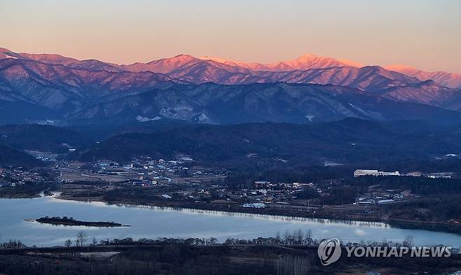 최강 한파에 강원이 꽁꽁 (춘천=연합뉴스) 양지웅 기자 = 전국 곳곳에 올겨울 최강 한파가 닥친 17일 강원 춘천시에서 바라본 화천 외곽 산지에 전날 내린 눈이 쌓여 있다. 2023.12.17 yangdoo@yna.co.kr