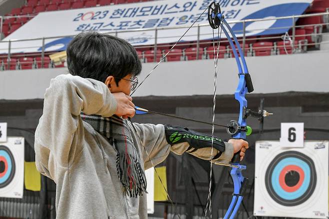 지난 16일 현대모비스와 대한양궁협회가 충남 천안 남서울대학교에서 개최한 ‘2023 하반기 학교스포츠클럽 양궁대회’에 참가한 학생들이 힘차게 활시위를 당기고 있다. (사진=현대모비스)