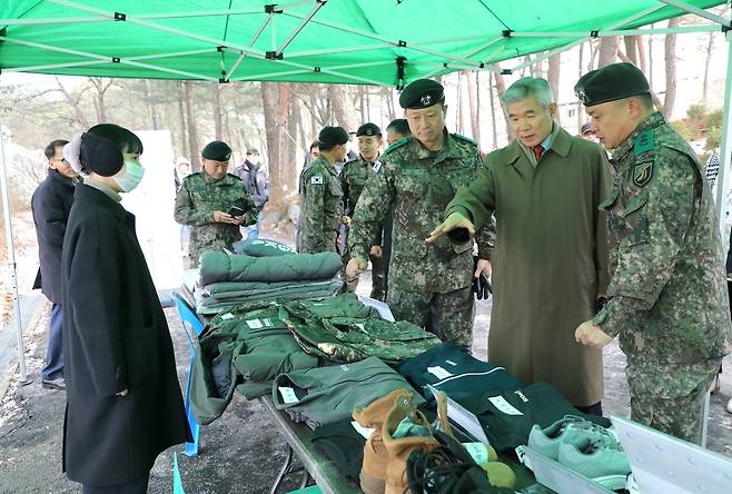 이기식 병무청장(오른쪽에서 두번째).(병무청 제공)