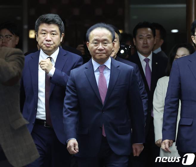 윤재옥 국민의힘 당 대표 권한대행이 15일 서울 여의도 국회에서 열린 비상의원총회에 참석하고 있다. 2023.12.15/뉴스1 ⓒ News1 송원영 기자