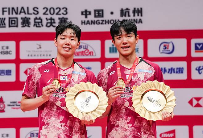 17일 2023 세계배드민턴연맹(BWF) 월드투어 남자복식 챔피언에 오른 서승재(왼쪽)-강민혁. 항저우|신화 연합뉴스