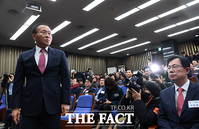 윤재옥 국민의힘 당 대표 권한대행 겸 원내대표(왼쪽)가 18일 오후 서울 여의도 국회에서 열린 국회의원·당협위원장 연석회의에 참석해 발언을 위해 연단으로 이동하고 있다. /국회=남용희 기자