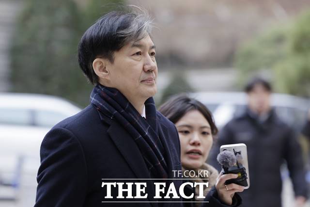 조국 전 법무부 장관이 18일 서울 서초구 서울고등법원에서 열린 '자녀입시 비리' 등 공판에 출석하고 있다. 2023.12.18. /뉴시스
