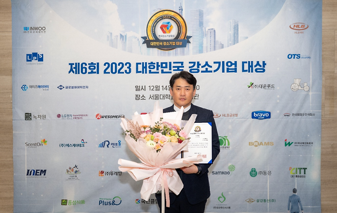 ‘2023년 제6회 대한민국 강소기업 대상’에서 혁신상품 의약품 부문 대상을 수상한 김만규 HLB제약 부사장이 기념촬영을 하고 있다. [사진제공=HLB제약]