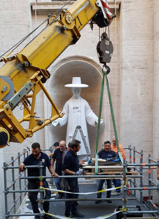 바티칸 성베드로 대성전 벽감에 김대건 성인의 대리석상이 설치되는 모습. /한진섭 작가 제공