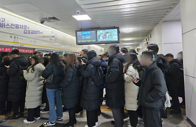 18일 오전 김포도시철도(김포골드라인) 전동차 고장으로 김포공항역 방향 풍무역이 승객들로 붐비고 있다. 이날 오전 7시 40분께 김포 구래역에서 출발해 김포공항역으로 향하던 전동차 1대의 주공기 압축기에 장애가 발생했다./연합뉴스