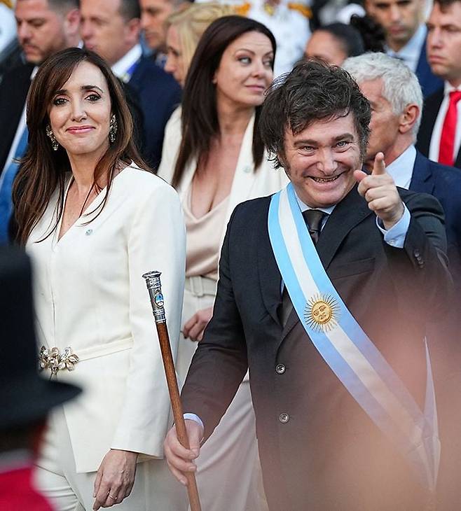 10일(현지 시각) 취임한 하비에르 밀레이(앞줄 오른쪽) 아르헨티나 대통령이 수도 부에노스아이레스 연방 의사당 앞에서 취임 연설을 마친 후 부통령 빅토리아 비야루엘(앞줄 왼쪽)과 함께 걸어 나오고 있다. 밀레이는 1983년 민주화 이후 처음으로 의회 내 연설을 생략하고 대중 앞에서 연설했다./로이터 연합뉴스