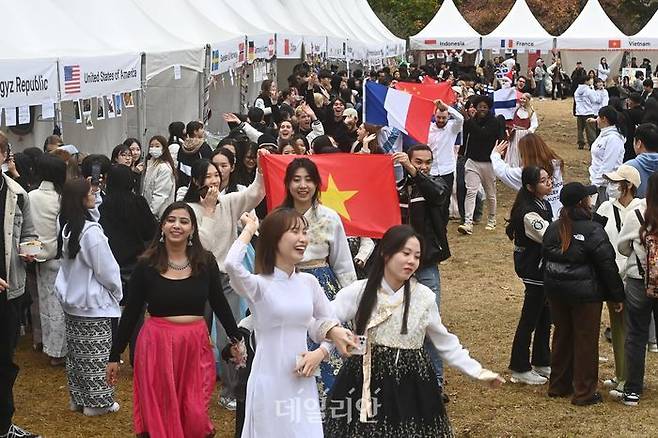 외국인 유학생들이 국기를 흔들며 퍼레이드를 하고 있다. ⓒ뉴시스