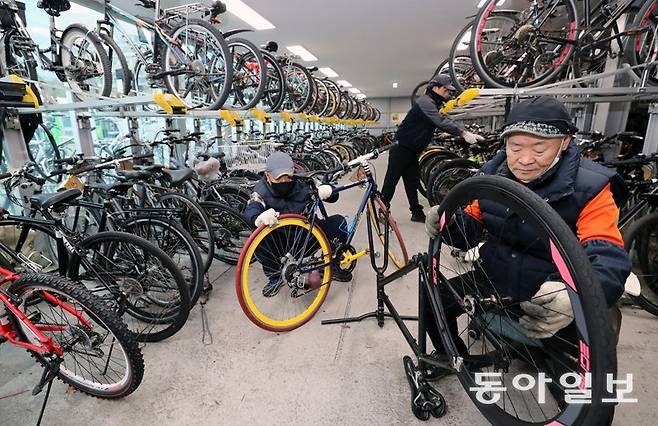 서울 구로구 자활센터 ‘신바람자전거’에서 근무자들이 폐자전거 부품을 재활용해 재생 자전거를 만들고 있다. 서울시는 이달부터 두 달
 동안 방치된 자전거를 집중 수거해 재활용한 후 우리 동네 자전거포 15곳에서 판매한다. 이훈구 기자 ufo@donga.com