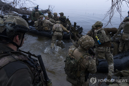 우크라이나 해병대가 드니프로강을 건너고 있습니다. AP 연합뉴스