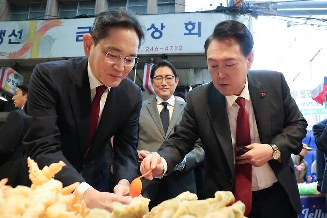 윤석열 대통령과 이재용 삼성전자 회장이 6일 부산 중구 깡통시장에서 떡볶이, 만두 등 분식을 시식하고 있다. 2023.12.6 [대통령실 제공. 재판매 및 DB 금지]