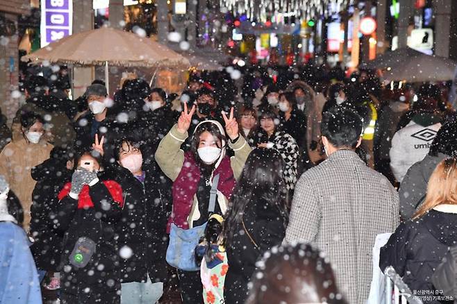 지난해 울산 중구 성남동 눈꽃축제 현장에서 인공눈이 내리자 축제장을 찾은 시민들이 즐거운 표정을 짓고 있다. 울산 중구 제공