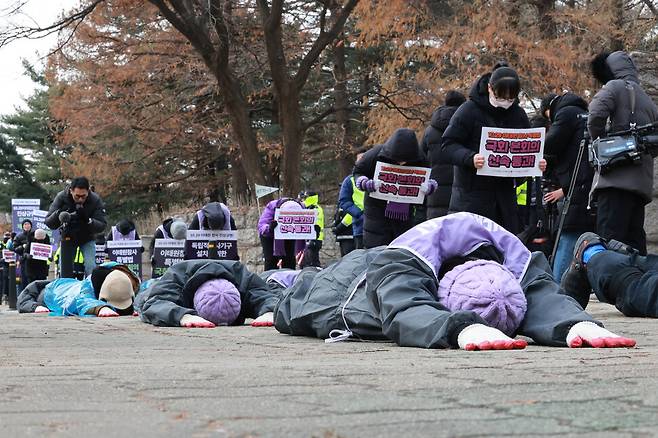 10·29 이태원 참사 유가족들과 종교·시민사회단체 활동가들이 이태원 참사 특별법의 국회 본회의 통과를 촉구하며 18일 오전 국회를 돌며 오체투지를 하고 있다. 김혜윤 기자