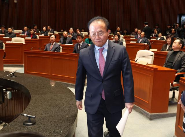 윤재옥 국민의힘 당대표 권한대행이 15일 서울 여의도 국회에서 열린 비상의원총회에서 발언대로 향하고 있다. 뉴스1