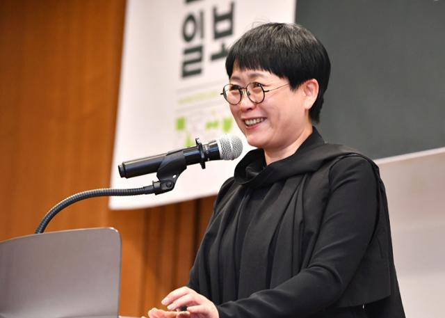 18일 서울 중구 연세세브란스빌딩 대회의실에서 열린 제56회 한국일보문학상 시상식에서 올해의 수상자인 천운영 작가가 수상 소감을 말하고 있다. 김예원 인턴기자