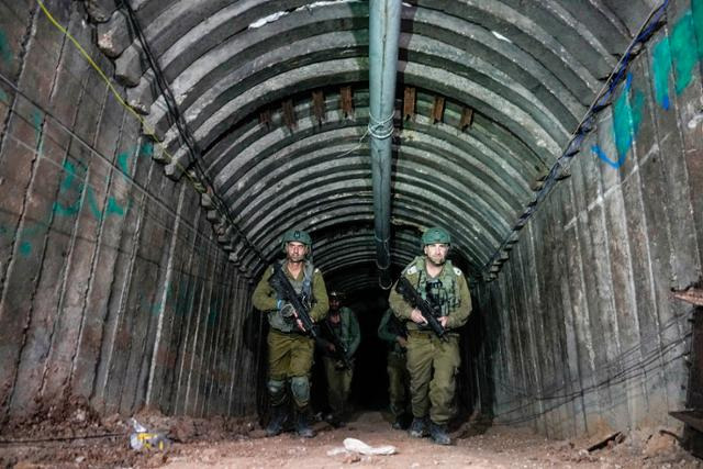 이스라엘방위군(IDF)이 18일 공개한 사진 속에서 IDF 군인들이 지난 15일 가자지구 북부에서 발견한 팔레스타인 무장 정파 하마스의 대형 지하 터널을 수색하고 있다. AP 뉴시스