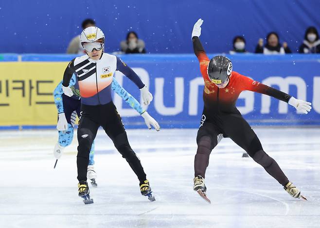 <yonhap photo-2260="">(서울=연합뉴스) 임화영 기자 = 17일 오후 서울 양천구 목동아이스링크에서 열린 국제빙상경기연맹(ISU) 쇼트트랙 월드컵 4차 대회 남자 500m 결승에서 서이라(128)가 결승선을 통과하고 있다. </yonhap>