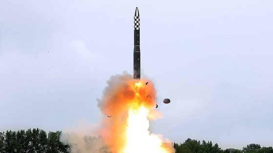 북한이 지난 7월 12일 고체연료 기반의 신형 대륙간탄도미사일(ICBM)인 '화성-18형'을 시험발사하는 모습. 노동신문=뉴스1