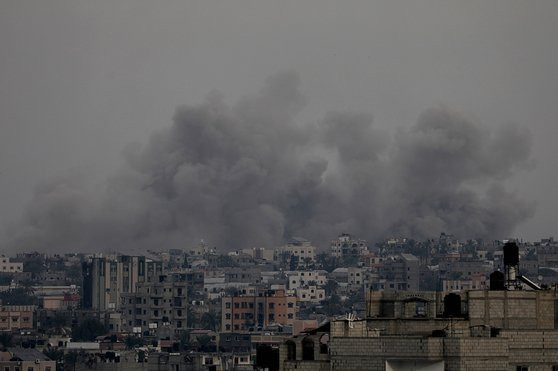 지난 17일(현지시간) 가자지구 남부 칸 유니스에서 이스라엘의 작전 중 연기가 피어오르고 있다. AFP=연합뉴스