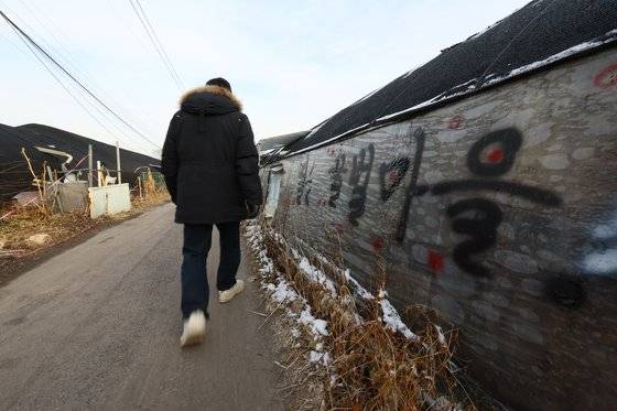 18일 경기 과천시 비닐하우스촌 '꿀벌마을'에서 한 주민이 길을 걷고 있다. 꿀벌마을엔 약 400가구(700여명)이 거주하고 있으며 서울의 달동네 개발 등으로 밀려난 주민들이 수십년 전부터 모여 살기 시작했다. 김현동 기자
