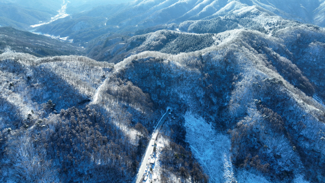 ▲ 도내 대부분지역이 영하권의 날씨를 보인 지난 17일 춘천 느랏재에 바라본 산들이 하얗게 변했다. 김정호