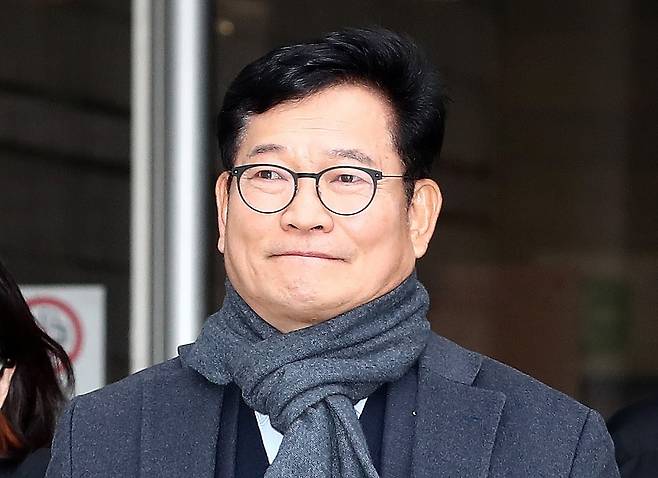 '더불어민주당 전당대회 돈봉투 살포'에 관여한 혐의를 받는 송영길 전 대표가 18일 오후 서울 서초구 중앙지방법원에서 열린 구속 전 피의자 심문(영장실질심사)을 마친 후 법원을 나서고 있다. / 사진=뉴스1