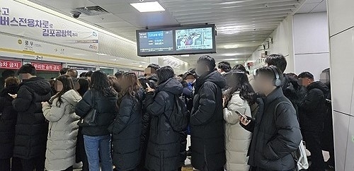 18일 고장으로 김포골드라인 운행이 지연되면서 풍무역 승강장에서 승객들이 열차를 타기 위해 줄을 서서 기다리고 있다.|연합뉴스 제공