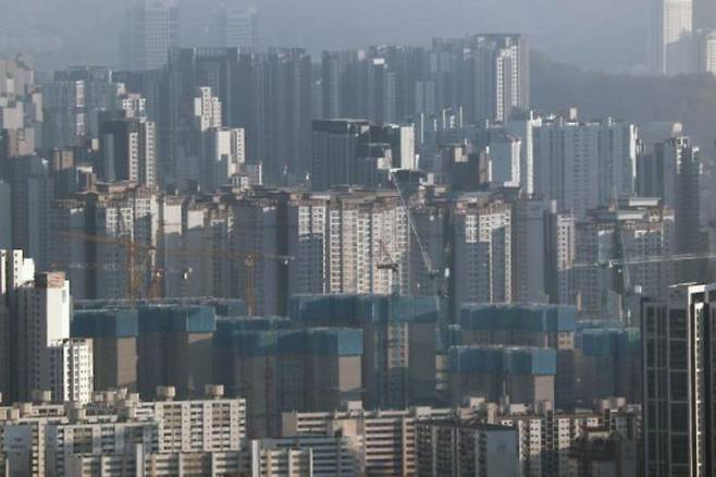 An apartment building in Seocho-gu, Seoul, is seen in Namsan on Jan. 21, after the Central Real Estate Price Disclosure Committee deliberated and decided on a plan to re-establish the realization of real estate prices. By Cho Tae-hyung phototom@kyunghyang.com