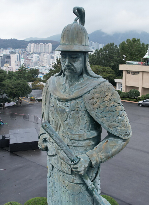부산 중구 용두산공원 이순신 장군 동상의 팔 등 일부가 부식되어 있어, 다시 제작하자는 여론이 있다. 국제신문DB