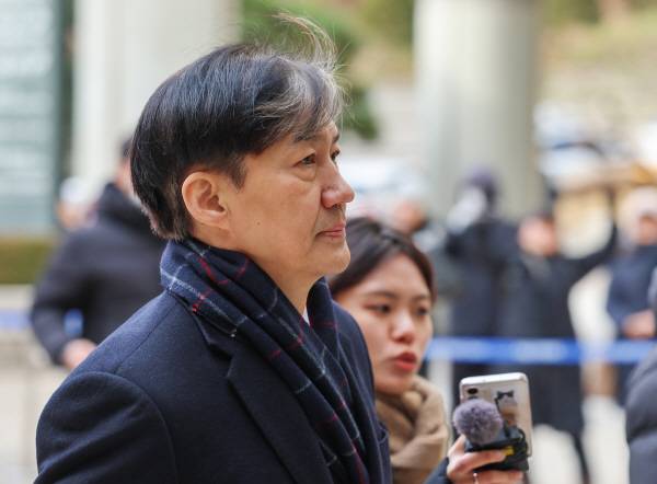 자녀 입시비리 및 감찰무마 혐의로 1심에서 징역 2년을 선고받은 조국 전 법무부 장관이 18일 오후 서울 서초구 서울고등법원에서 열린 2심 속행공판에 출석하고 있다.  연합뉴스