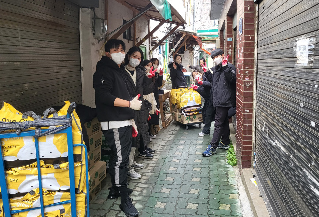 온누리교회 청년들이 16일 서울 종로구 교남동에서 소외 이웃들에게 나눔 물품을 전달하기 위해 이동하고 있다.