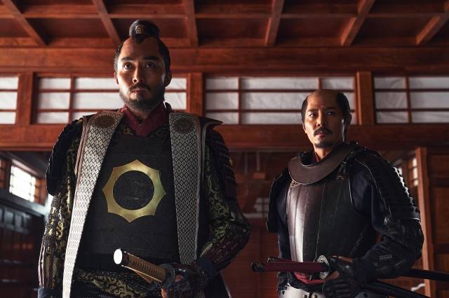 영화 '노량: 죽음의 바다'에서 이순신 함대의 포위로 순천 예교성에 고립된 왜군 장수 고니시 유키나가(이무생, 왼쪽)와  아리마 하루노부(이규형). 에이스메이커무비웍스, 롯데엔터테인먼트 제공