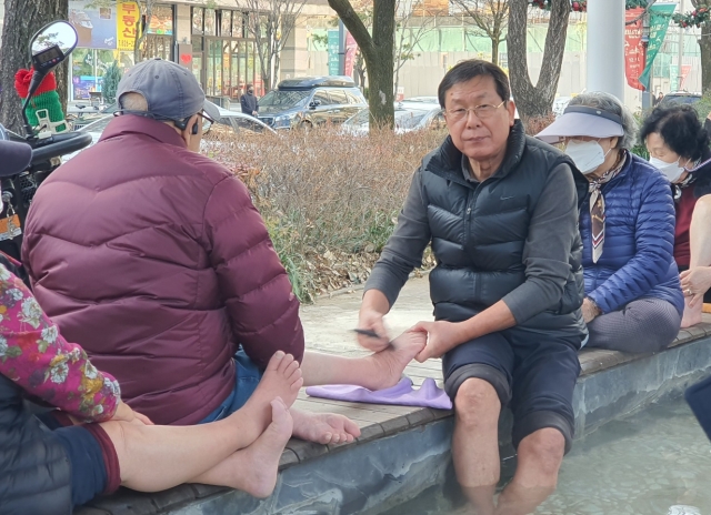 매주 목요일 오후 2시 30분에서 6시까지 대전 유성 족욕체험장에서 강춘호(오른쪽 세번째) 안수집사를 만날 수 있다.
