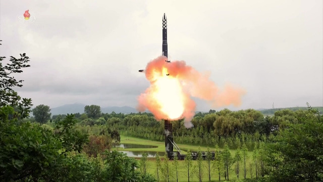 사진은 조선중앙TV가 지난 7월 13일 전날 발사된 대륙간탄도미사일(ICBM) 화성-18형 시험발사 현장을 공개한 모습. 뉴시스=조선중앙TV 캡처