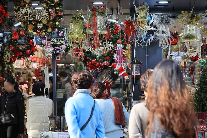 크리스마스 연휴를 2주 앞둔 지난 10일 서울 중구 남대문시장을 찾은 시민들이 크리스마스 소품을 살피고 있다.[사진제공=연합뉴스]