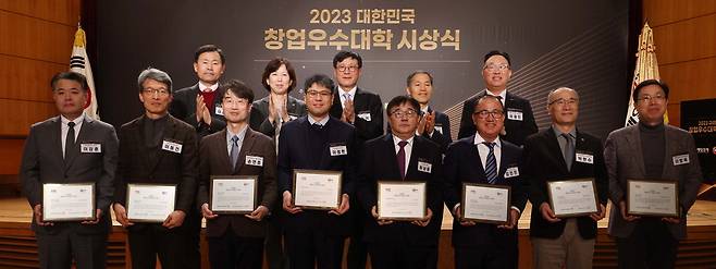 18일 서울 중구 매경미디어센터에서 열린 '2023 창업우수대학 시상식'에서 참석자들이 기념촬영을 하고 있다. 윗줄 왼쪽부터 시계 방향으로 이종배 기술보증기금 전무, 조혜영 산업단지공단 부이사장, 손현덕 매일경제신문 대표, 박재원 창업보육협회 상근부회장, 이광진 중소벤처기업진흥공단 서울지역본부장, 이방욱 한양대 ERICA 창업지원단장, 박현수 백석문화대 창업지원단장, 김진진 한국농수산대 센터장, 허남윤 오산대 총장, 이정헌 성균관대 센터장, 손연호 포항공대 기술사업화팀장, 이동건 광주과학기술원 실장, 이강훈 강원도립대 센터장.  한주형 기자