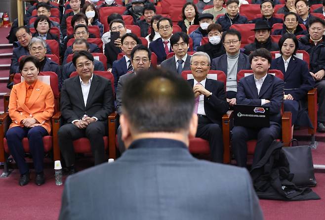 17일 국회 의원회관에서 열린 새로운선택-세번째선택 공동 창당대회에서 참석자들이 무소속 이상민 의원의 축사를 듣고 있다. 앞줄 오른쪽부터 이준석 전 국민의힘 대표, 김종인 전 비대위원장, 금태섭, 조성주 새로운선택 공동대표, 양향자 한국의희망 대표, 뒷줄 맨 오른쪽은 류호정 정의당 의원. [연합]