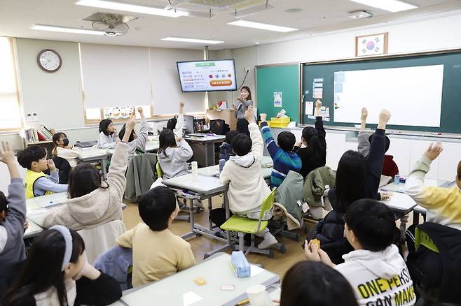 [서울=뉴시스] SK바이오사이언스가 성남시 분당구 화랑초등학교에서 초등학생들을 대상으로 첫번째 씈싹스쿨을 진행하고 있다. (사진=SK바이오사이언스 제공) 2023.12.18. photo@newsis.com *재판매 및 DB 금지