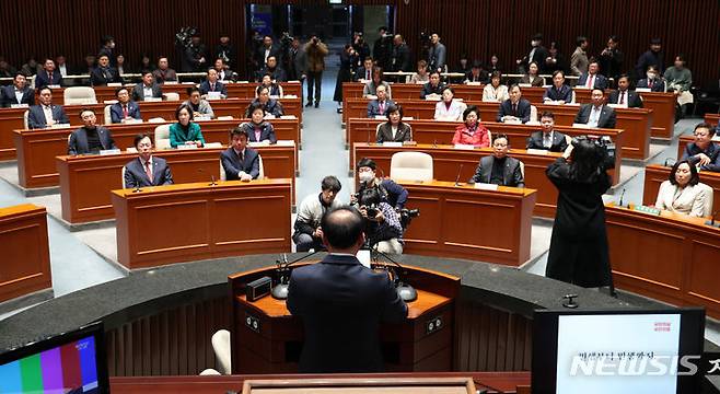 [서울=뉴시스] 이영환 기자 = 윤재옥 국민의힘 당 대표 권한대행 겸 원내대표가 지난 15일 오전 서울 여의도 국회에서 열린 비상의원총회에서 발언을 하고 있다. 2023.12.15. 20hwan@newsis.com