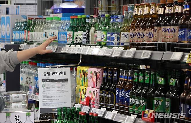 [서울=뉴시스] 고승민 기자 = 통계청 국가통계포털에 따르면 지난달 소주, 맥주 소비자물가지수가 지난해 동월 대비 4.7%, 5.1% 올라 약 9개월만에 최고치를 기록한 것으로 알려졌다. 둔화세를 보이던 소주, 맥주 물가가 다시 큰 상승폭을 보인 것은 국제유가 급등 및 원부자재 가격 상승 등으로 주류 업체들이 제품 가격을 인상했기 때문으로 분석된다. 사진은 11일 서울의 한 대형마트에 진열된 소주와 맥주 모습. 2023.12.11. kkssmm99@newsis.com