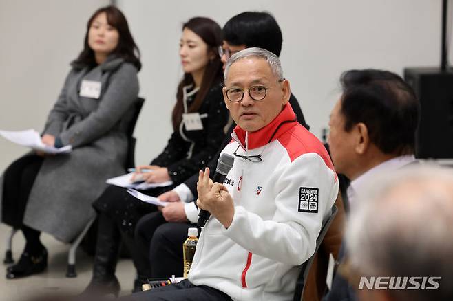 [서울=뉴시스] 박진희 기자 = 유인촌 문화체육관광부 장관이 18일 서울 종로구 국립현대미술관에서 클래식 분야 현장 의견 수렴을 하고 있다. 이날 자리에는 한국음악협회, 음반제작자·매니지먼트, 예술의전당, 국립오페라단, 국립심포니, 국립합창단 등 관계자들이 참석했다. 2023.12.18. pak7130@newsis.com