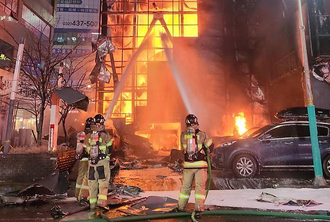 17일 인천시 남동구 논현동 한 호텔에서 화재가 발생해 소방대원들이 진화작업을 하고 있다. 인천소방본부 제공