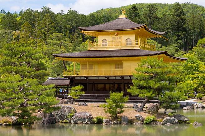 주변 숲과 나무들이 경호지(鏡湖池)를 온통 초록빛으로 물들여 놓았다. 초록빛 호수 옆으로 따가운 여름 햇살을 받으며 서있는 금각사(金閣寺)가 있었다. 직접 만난 금각사는 사진으로는 절대 담을 수 없는 아름다운 위용을 자랑하고 있었다. 사진출처 : 금각사 공식 홈페이지.