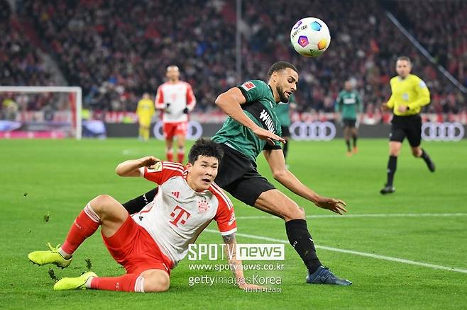 ▲ 수비에 성공하는 김민재.