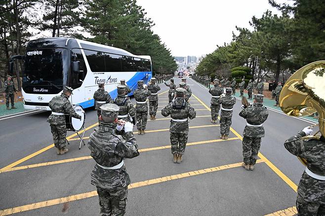 해병대원들이 국가대표 선수들의 입소를 환영하고 있다. /사진=대한체육회 제공