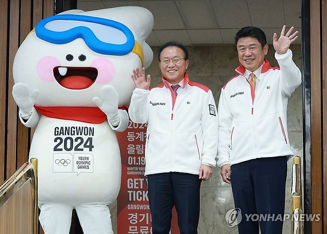 '2024 강원동계청소년올림픽 성공개최를 위해' (서울=연합뉴스) 한종찬 기자 = 국민의힘 윤재옥 당 대표 권한대행, 유의동 정책위의장이 18일 오전 서울 국회에서 열린 2024강원동계청소년올림픽 당·정 점검 및 협의회의에서 2024 강원 동계청소년올림픽 공식 마스코트인 뭉초와 기념 촬영을 하고 있다. 2023.12.18 saba@yna.co.kr