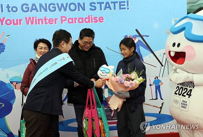 "필리핀 단체 관광객의 입국을 환영합니다" (양양=연합뉴스) 18일 강원 양양국제공항에서 필리핀 단체 관광객의 입국을 환영하는 행사가 진행되고 있다. 2023.12.18 [강원도 제공·재판매 및 DB 금지] dmz@yna.co.kr